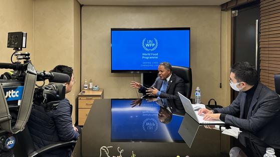 맹게스탑 헤일리 유엔 세계식량계획 남아프리카 본부장이 기후위기와 식량안보에 대해 이야기하고 있다.