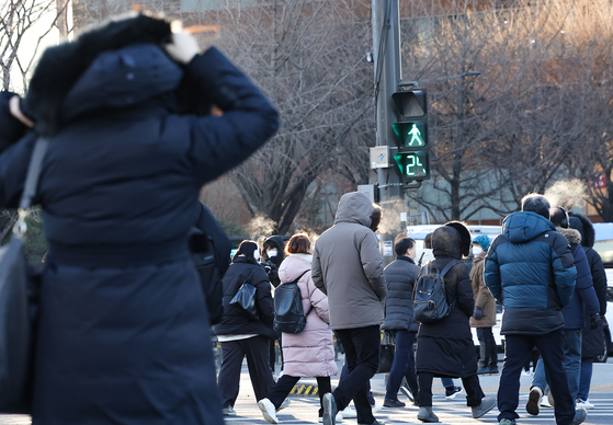 지난 25일 오전 서울 광화문광장에서 시민들이 횡단보도를 건너고 있다. 〈사진=연합뉴스〉