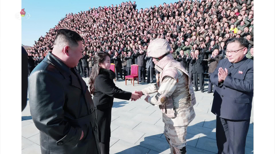 지난해 11월 18일 대륙간탄도미사일(ICBM) '화성-17형' 발사에 참석한 김정은 북한 국무위원장의 둘째 딸 김주애가 장창하 국방과학원장과 악수하는 모습. 〈사진=연합뉴스〉