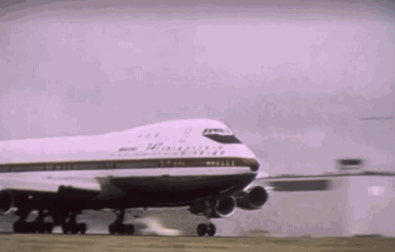 지난 50여년간 대형 제트기(점보 젯)의 상징이었던 보잉의 747이 단종된다. 시애틀타임스와 로이터 등은 '하늘의 여왕(Queen of the Skies)'이었던 보잉 747이 1574번째를 마지막으로 생산돼 이제 더 만들어지지 않는다고 현지시간 29일 보도했다. 이 영상은 개발 초기인 1969년 이륙하는 보잉 747 모습. 〈영상=로이터〉