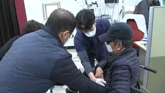 경남 산청군보건의료원에서 휠체어를 탄 노인을 소아청소년과 전문의가 진료하고 있다. 〈사진=김영철〉