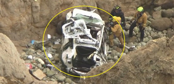 해안 절벽 아래로 추락한 테슬라 차량. 〈사진=CNN〉 