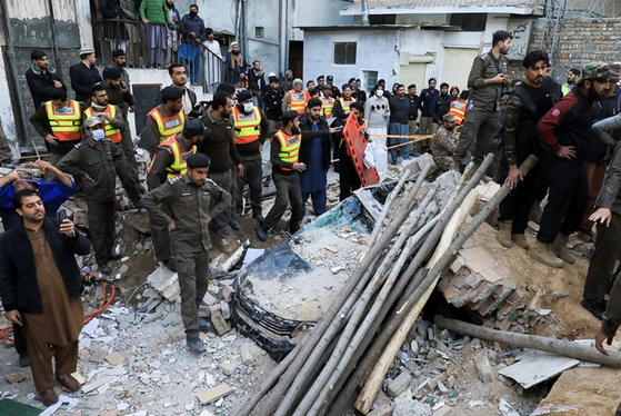 현지시간 30일 자살 폭탄 테러가 발생한 파키스탄 모스크. 〈사진-로이터·연합뉴스〉