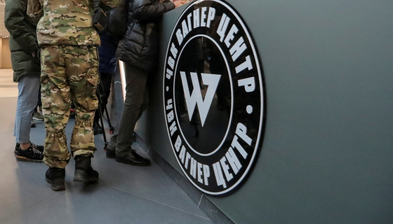 지난해 11월 4일 러시아 상트페테르부르크에 있는 와그너그룹 사무소에 사람들이 방문한 모습. 〈사진=로이터〉