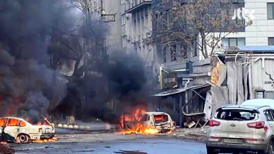 지난해 12월 24일 러시아군이 우크라이나 헤르손 곳곳을 포격한 모습. 〈사진=JTBC 방송화면 캡처〉
