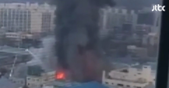1일 새벽 6시 50분쯤 대구 달서구 성서공단에 있는 한 섬유공단에서 불이 났다. 〈사진=JTBC 방송화면 캡처〉