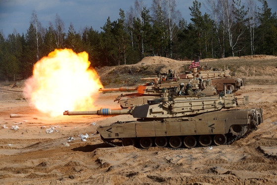 훈련 중인 미국 에이브럼스 탱크. 〈자료사진=로이터 연합뉴스〉
