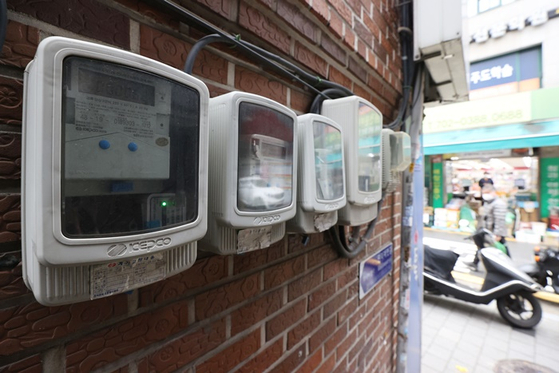 서울의 한 주택가 전기계량기. 〈사진-연합뉴스〉
