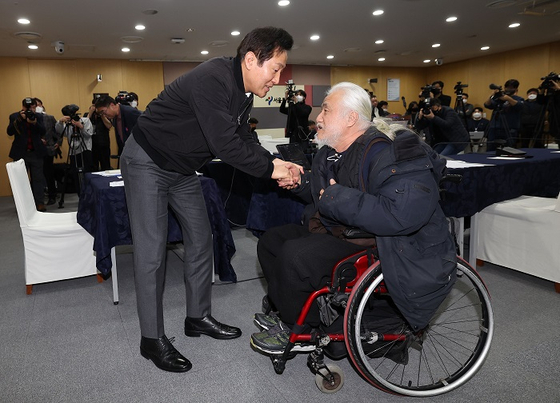 2일 서울시청에서 오세훈 시장과 박경석 전국장애인차별철폐연대 대표가 면담 후 인사하고 있다. 〈사진=공동취재〉