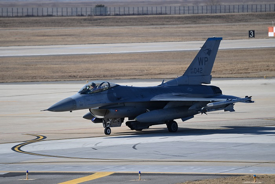 한미 연합공중훈련 참가하는 미 공군 F-16CM 전투기가 3일 이륙하기 위해 군산기지 활주로로 진입하고 있다. 〈사진=공군 제공〉