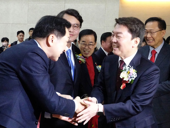 인사 나누는 안철수(오른쪽)·김기현 국민의힘 당 대표 후보. 〈사진=연합뉴스〉 