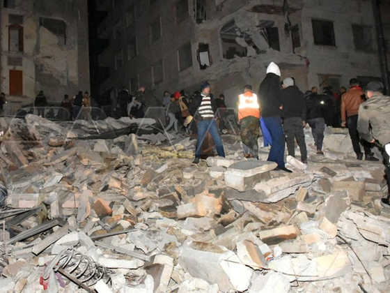 현지시간 6일 새벽 4시 17분쯤 튀르키예에서 발생한 규모 7.8 지진으로 인근 국가인 시리아의 건물이 붕괴된 모습.〈사진=로이터·연합뉴스〉