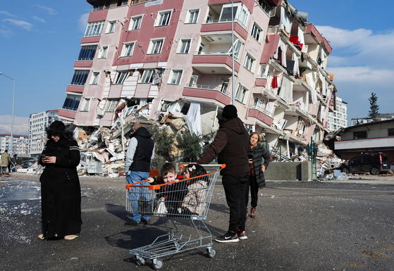 지난 6일 발생한 지진으로 기울어진 튀르키예 하타이주 한 건물 모습. 〈사진=로이터〉