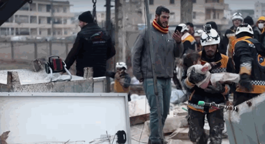 영국 BBC는 튀르키예 남부 지진으로 현지시간 6일 시리아에서도 1400명이 사망한 것으로 보고됐다고 전했다. 로이터통신이 촬영한 시리아 북부 알레포주 아자즈의 영상을 보면 지진으로 무너진 건물에서 아기를 구하는 모습을 확인할 수 있다. 〈영상=로이터〉 