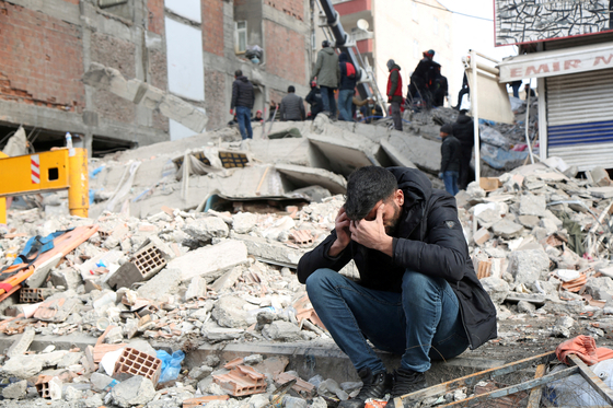 현지시간 6일 새벽 4시쯤 튀르키예 남부 도시 가지안테프로부터 약 30㎞ 떨어진 곳에서 규모 7.8의 지진이 발생했다. 〈사진=로이터 연합뉴스〉