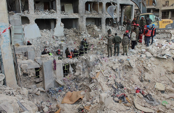 알제리 구조대와 시리군이 현지시간 8일 시리아 알레포에서 생존자를 수색하는 모습. 〈사진=로이터·연합뉴스〉