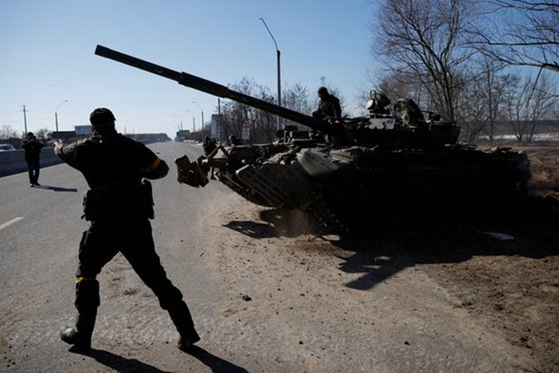 기사 본문과 관련 없는 자료 사진. 우크라이나 키이우 진격 과정에서 저지당한 러시아 탱크.〈사진=로이터/연합뉴스〉 