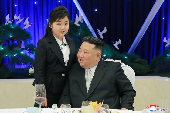 북한 김정은 국무위원장이 딸 김주애와 함께 건군절 75주년 기념연회에 참석했다고 조선중앙통신이 8일 보도했다. 〈사진=연합뉴스/조선중앙통신〉