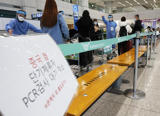 어제(9일) 오후 인천국제공항 제1터미널에서 중국발 승객이 pcr 검사를 받기 위해 이동하는 모습. 〈사진=연합뉴스〉