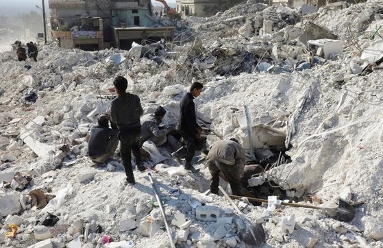 튀르키예와 시리아 접경 지역에서 발생한 지진으로 건물 곳곳이 붕괴된 가운데 현지시간 13일 시리아에서 사람들이 건물 잔해 아래를 수색하는 모습. 〈사진=로이터·연합뉴스〉 