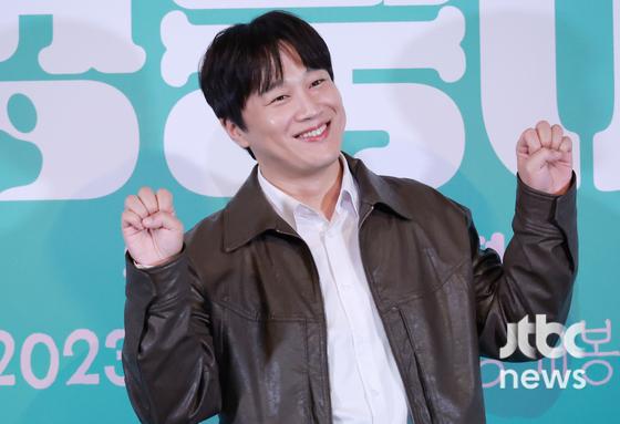 15일 오후 서울 한강로 CGV 용산아이파크몰에서 영화 `멍뭉이` 언론시사회가 열렸다. 김주환 감독과 유연석, 차태현이 참석했다.  김현우 엔터뉴스팀 기자 kim.hyunwoo3@jtbc.co.kr (콘텐트비즈니스본부)