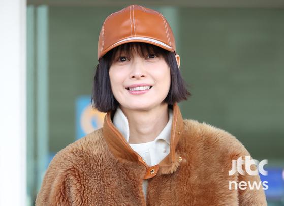 이나영, 세월도 비껴간 미모..밀라노 출국