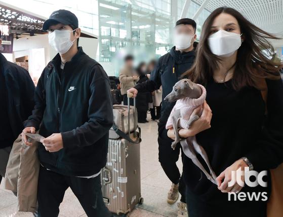 송중기·케이티, 결혼 발표 후 동반 출국