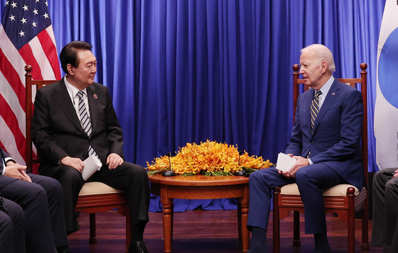 윤석열 대통령이 지난해 11월 13일(현지시간) 캄보디아 프놈펜 한 호텔에서 조 바이든 미국 대통령과 정상회담을 하고 있다. 〈사진=연합뉴스〉