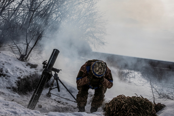 지난 7일 우크라이나 한 군인이 부흘레다르 최전방에서 러시아군을 향해 박격포를 발사하고 있다. 〈사진=로이터〉