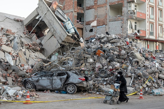 튀르키예 남부와 시리아 서북부를 강타한 지진으로 건물 곳곳이 붕괴된 튀르키예 카흐라만마라슈.〈사진=로이터·연합뉴스〉