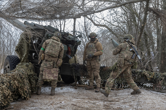 지난 6일 우크라이나 도네츠크주 바흐무트 우크라이나군 제3분리돌격여단(아조프 부대) 대원들이 152mm 곡사포를 발사하고 있다. 〈사진=로이터〉
