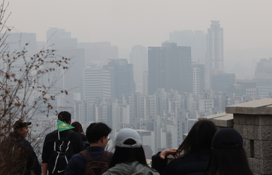 서울 종로구 인왕산에서 바라본 도심이 뿌옇다. 〈자료사진=연합뉴스〉