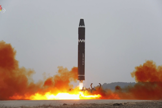 북한이 18일 오후 대륙간탄도미사일(ICBM) '화성-15형'을 고각발사했다고 밝혔다.     북한의 ICBM운용부대 중 제1붉은기영웅중대는 18일 오후 평양국제비행장에서 ICBM '화성-15'를 최대사거리체제로 고각발사했다고 조선중앙TV가 19일 보도했다.     발사된 미사일은 ″최대정점고도 5,768.5㎞까지 상승해 거리 989㎞를 4천15초간 비행해 동해 공해상의 목표수역을 정확히 타격했으며, 강평에서 '우'를 맞았다″고 조선중앙TV는 전했다. 〈사진=연합뉴스〉
