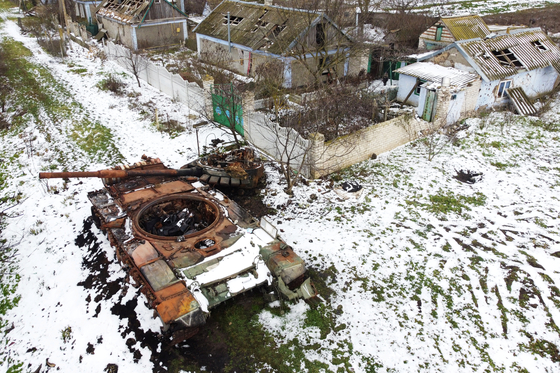 우크라이나 헤르손 북서쪽 한 마을에서 파괴된 러시아 전차가 지난달 31일 녹슬어 있다. 〈사진=로이터〉