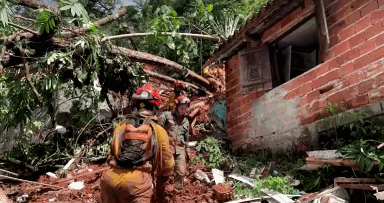 브라질 상파울루주 폭우 피해 현장에서 구조대원들이 수습 작업을 하고 있다. 〈출처=로이터〉