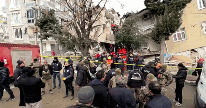 튀르키예에 보름 만에 또 지진이 발생하면서 튀르키예 하타이주에 있는 한 아파트가 무너져 내렸다. 수습현장을 지켜보던 남성들은 서로를 껴안고 눈물을 흘리고 있다. 〈출처=로이터〉