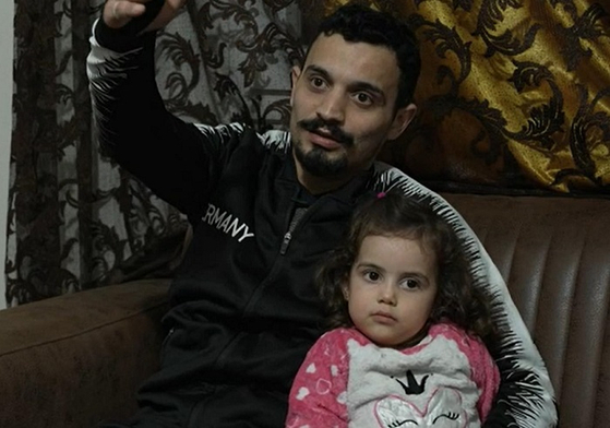 아흐메트와 그의 딸.〈사진=CNN 캡처〉