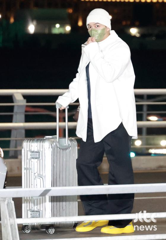 이승기, 삭발 감추려 모자 쓰고 출국 