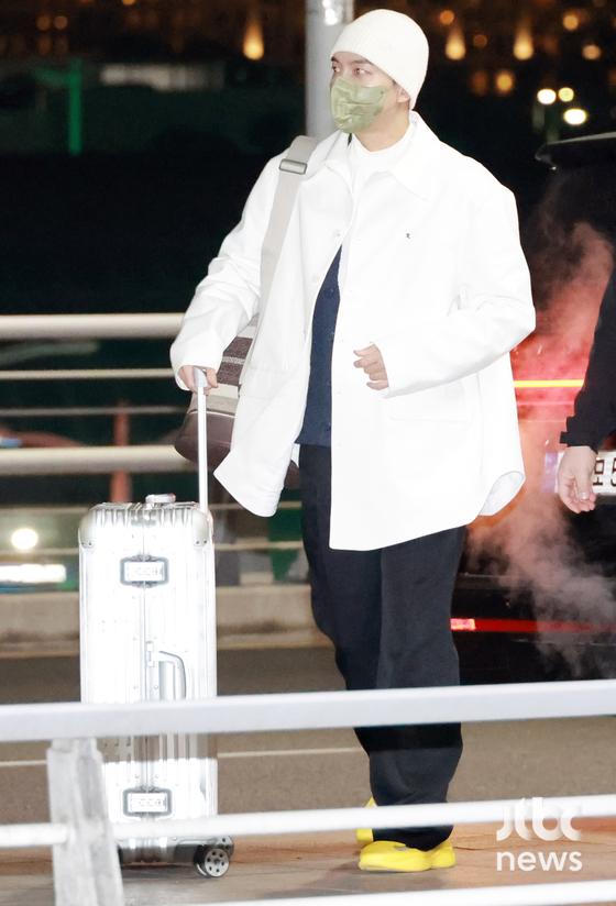 이승기, 삭발 감추려 모자 쓰고 출국 