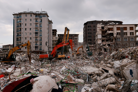 강진으로 건물들이 무너진 터키의 한 도심. 〈사진=로이터 연합뉴스〉
