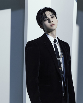 황민현, 英 NME 인터뷰 “계속 성장하는 아티스트 될 것“