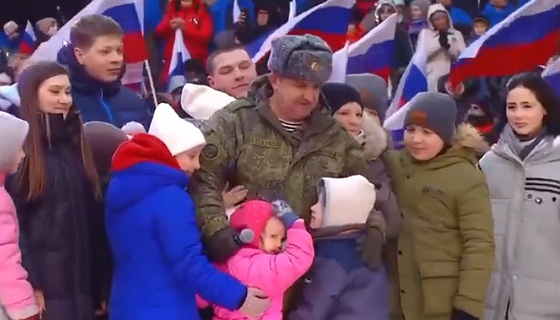 지난 22일 러시아 모스크바에서 열린 애국 콘서트에 참석한 우크라이나 어린이들의 모습.〈사진=트위터 'plombirvkus'〉