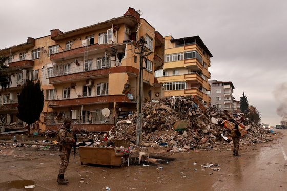 지진이 발생한 터키의 한 지역. 〈사진=로이터 연합뉴스〉