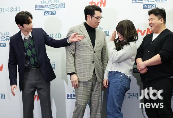 3일 오후 서울 마포구 상암동 스탠포드호텔에서 tvN 예능 프로그램 '텐트밖은유럽-스페인 편' 제작발표회가 열렸다. 강궁, 홍진주 PD와 배우 조진웅, 최원영, 박명훈, 권율이 참석했다. ? 박세완 엔터뉴스팀 기자 park.sewan@jtbc.co.kr (콘텐트비즈니스본부)