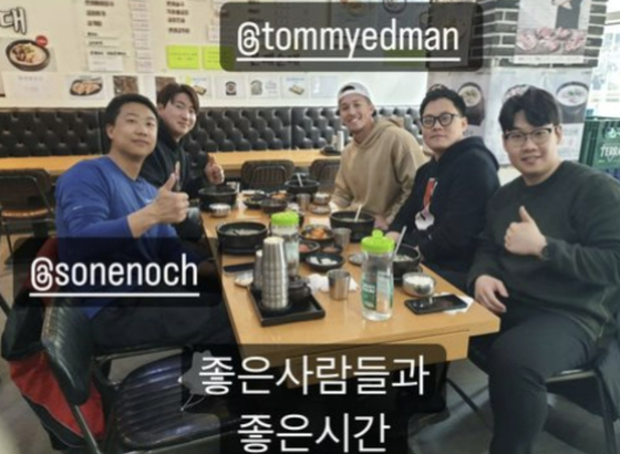 한국 방문 첫날 동료 선수들과 순댓국을 먹은 에드먼. 〈사진=나성범 인스타그램〉