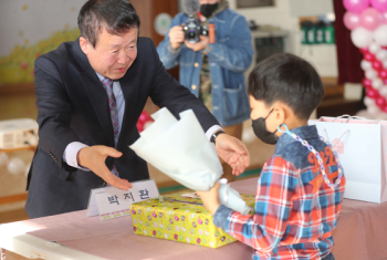 강원 초등학교 1명 입학식...“친구 없어도 형들이랑 놀 거예요“ 