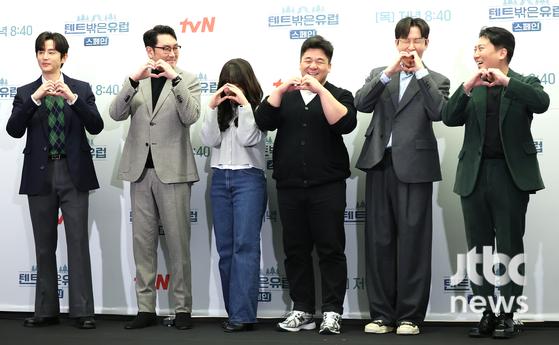 3일 오후 서울 마포구 상암동 스탠포드호텔에서 tvN 예능 프로그램 '텐트밖은유럽-스페인 편' 제작발표회가 열렸다. 강궁, 홍진주 PD와 배우 조진웅, 최원영, 박명훈, 권율이 참석했다. ? 박세완 엔터뉴스팀 기자 park.sewan@jtbc.co.kr (콘텐트비즈니스본부)