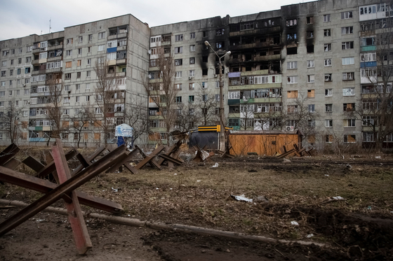 러시아의 공격을 받은 우크라이나 바흐무트의 한 건물. 〈사진=로이터 연합뉴스〉