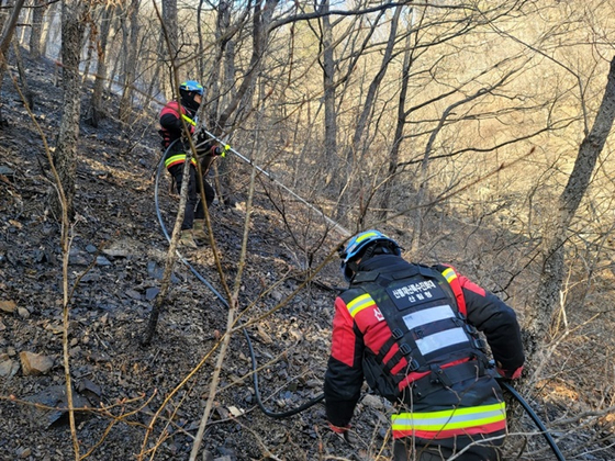 오늘(5일) 낮 경북 경산시 남천면 야산에서 발생한 산불 현장. 소방당국이 화재를 진압하는 모습. 〈사진=산림청〉