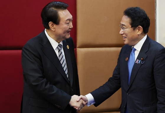 윤석열 대통령(왼쪽)과 기시다 후미오 일본 총리. 〈사진=연합뉴스〉